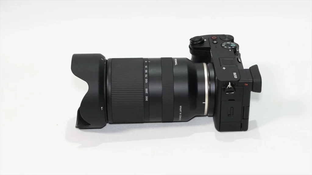 α6700に装着されたタムロン18-300