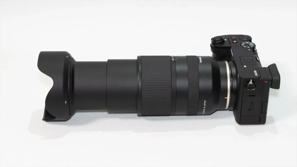 α6700に装着されたタムロン18-300