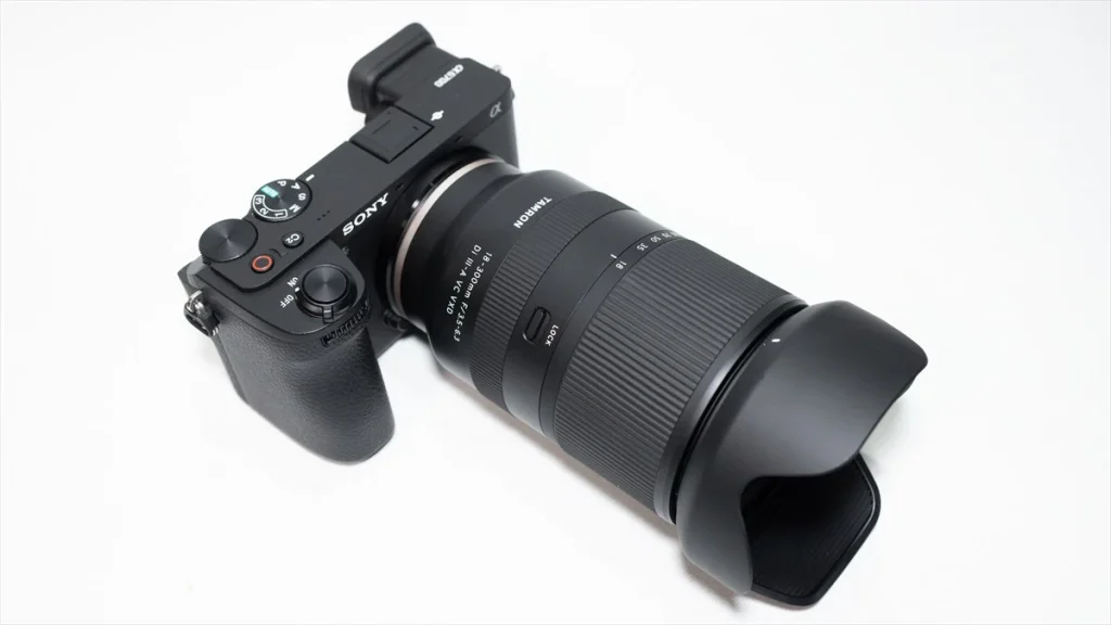 α6700に装着されたタムロン18-300
