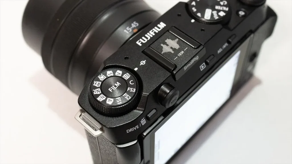 フィルムシミュレーションダイヤルを回して選ぶ方法は一番簡単だがダイヤルに無いものは使えない