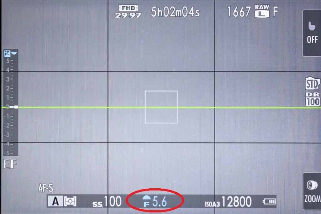 コマンドダイヤル（人差し指側ダイヤル）を回すと画面下の「F〇〇」の数字が変化する