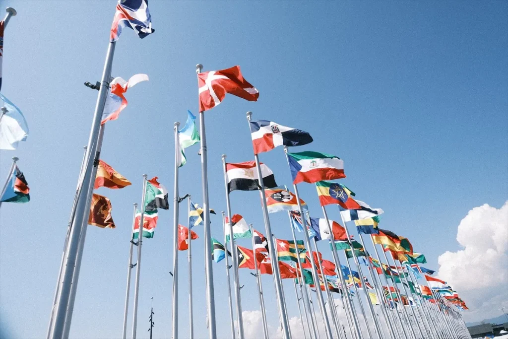 FUJIFILM X-M5のAEブラケティングで1EV明るく撮影した万国旗