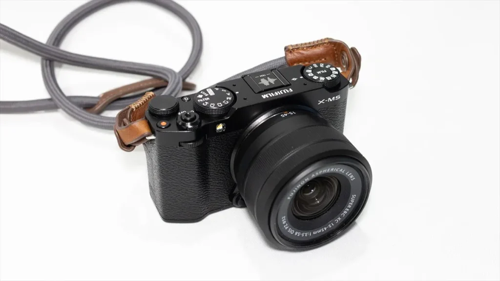 XC15-45mmを装着したFUJIFILM X-M5の標準グリップ