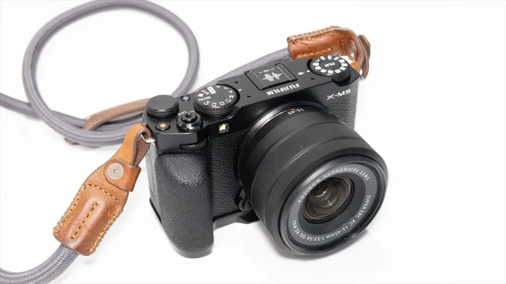 SmallRigの追加グリップを装着したFUJIFILM X-M5