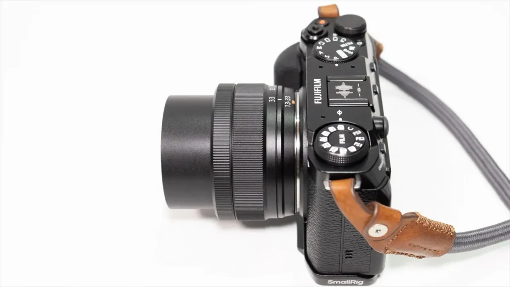 XC13-33mmを装着してレンズを伸ばしたX-M5の側面