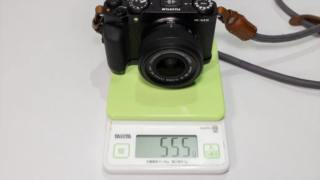 XC13-33mmを装着したX-M5の重量