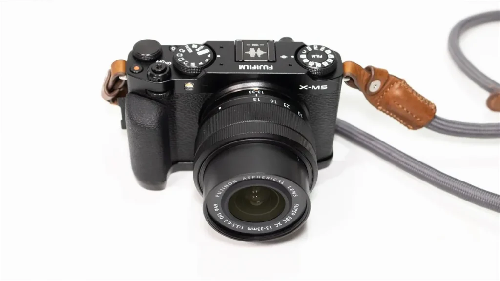 X-M5にXC13-33mmを装着してレンズを伸ばした撮影状態