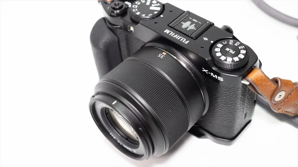 X-M5に装着したXC35mmF2の外観