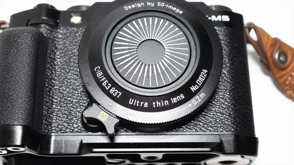 SG-image 18mm F6.3のレンズバリア操作レバー
