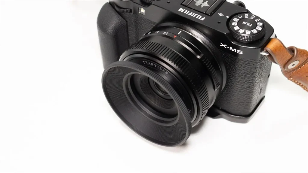 TTArtisan AF 14mm F3.5に付属する金属製レンズフード