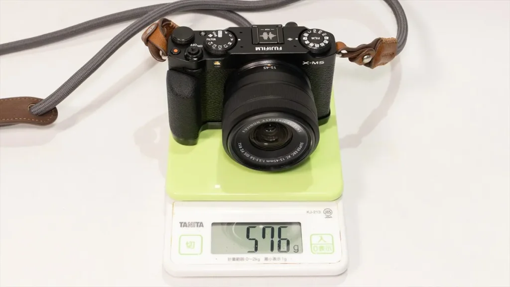 XC15-45mmと追加グリップを装着したFUJIFILM X-M5の重量576g