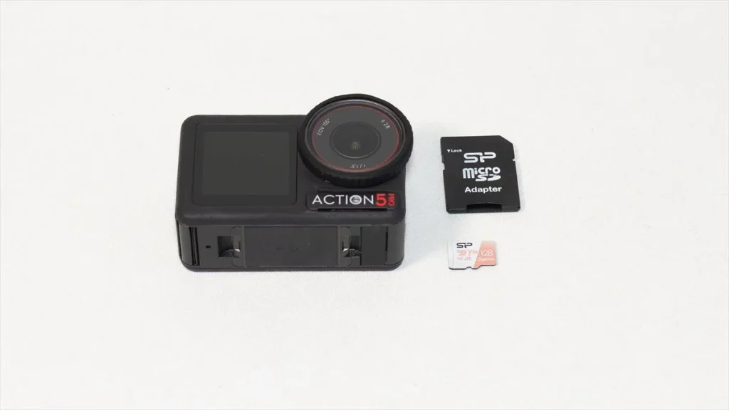 Osmo Action 5 ProとSilicon Power Superior 128GBのmicroSDカード、SDアダプター、パッケージ