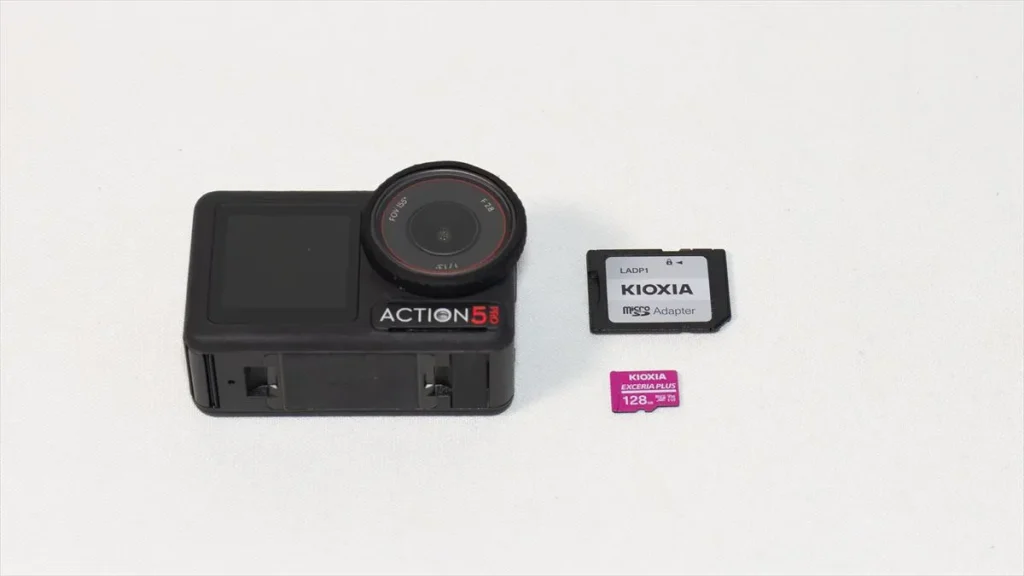 Osmo Action 5 ProとKIOXIA EXCERIA PLUS 128GBのmicroSDカード、SDアダプター、パッケージ