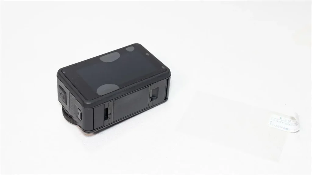 保護フィルム貼り付け後に気泡が残ったOsmo Action 4の背面液晶