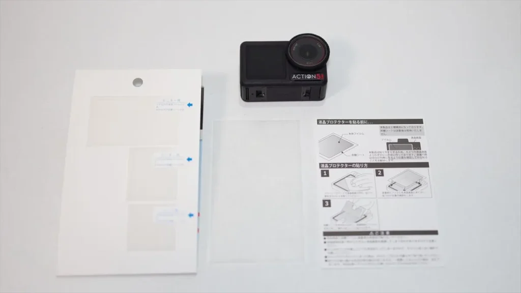 ケンコーの液晶保護フィルムのセット内容。前後モニター用とレンズ用の3枚
