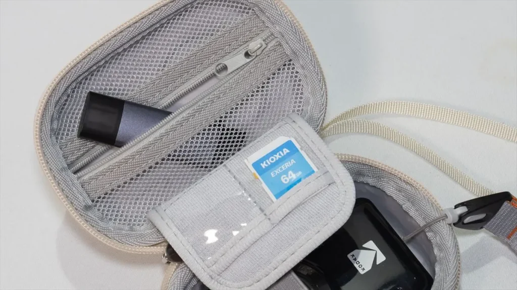 ProCaseのSDカードホルダーとメッシュポケット