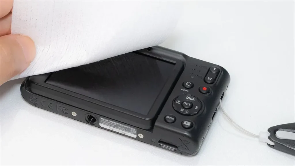 液晶保護フィルムを貼る前にKodak PIXPRO C1の画面をクリーニングする様子