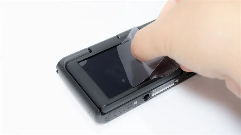 Kodak PIXPRO C1に液晶保護フィルムを貼り付ける様子