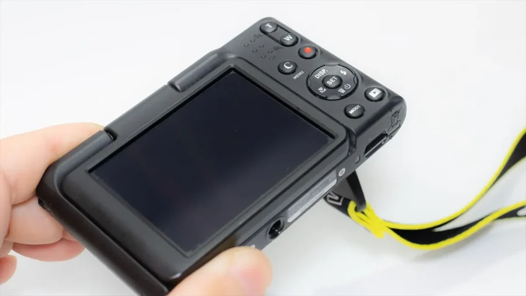 Kodak PIXPRO C1の液晶保護フィルムから気泡を抜く様子