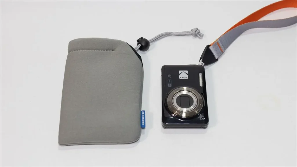 ハクバのカメラポーチとKodak FZ55の大きさ比較