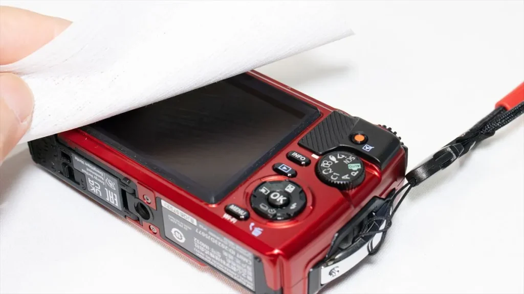 付属クロスでTG-7の液晶画面を清掃している様子