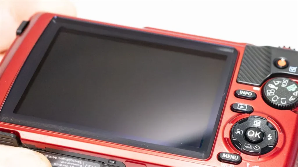 保護フィルムを貼る前に清掃したTG-7の液晶画面