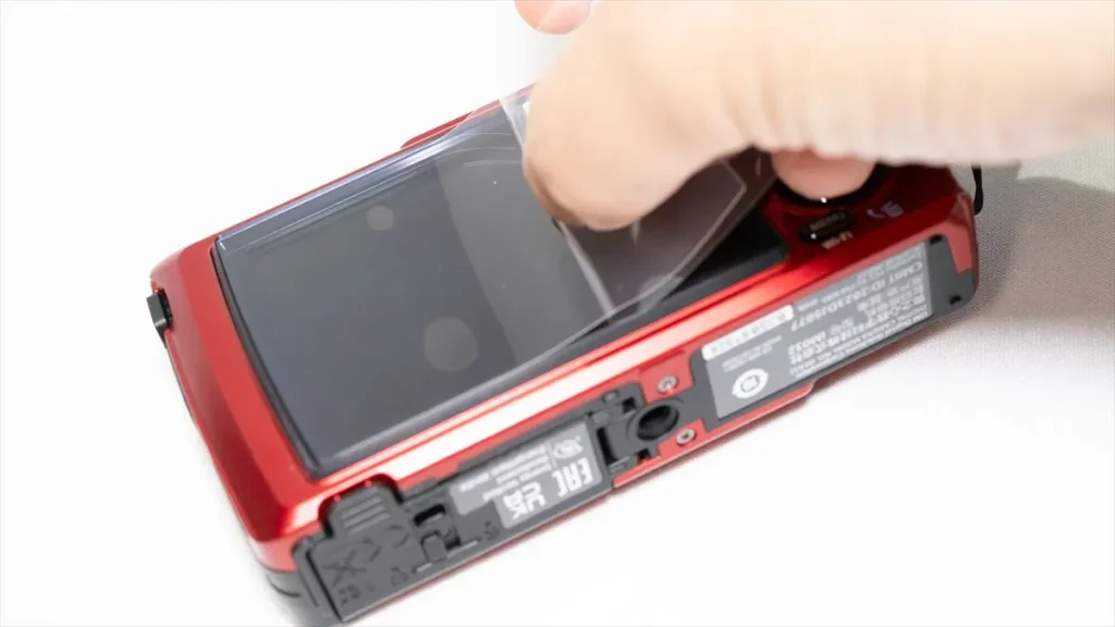 セパレーターを剥がしながらTG-7に液晶保護フィルムを貼る様子