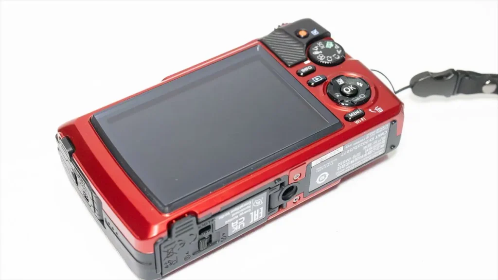 布で気泡を押し出して液晶保護フィルムを貼り終えたTG-7