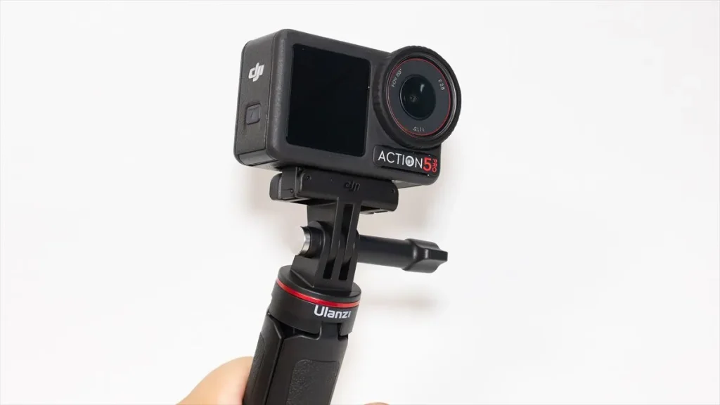 Ulanzi MT-09を握ってOsmo Actionで撮影する様子