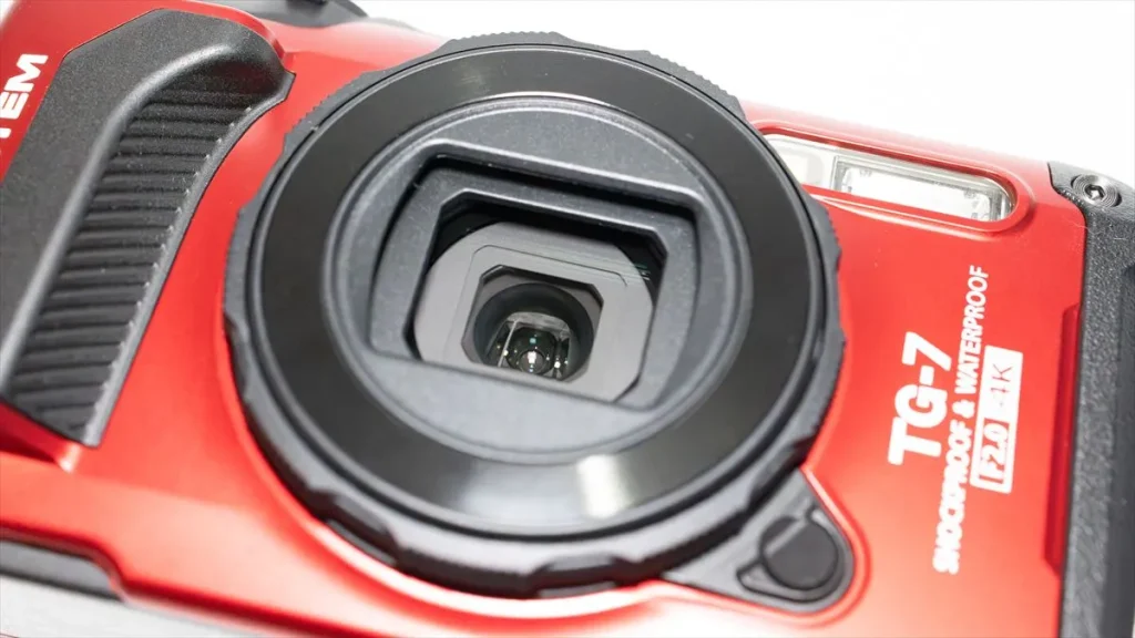 レンズバリア LB-T01を開いた状態で露出するTG-7のレンズ