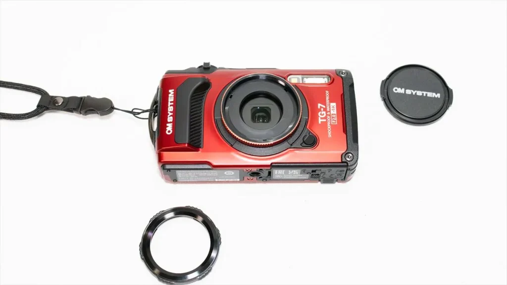 TG-7にコンバーターアダプター CLA-T01を取り付ける様子
