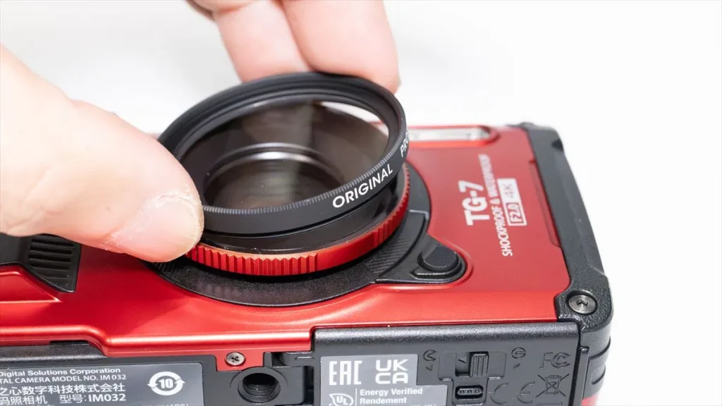 CLA-T01に40.5mmレンズ保護フィルターをねじ込む様子