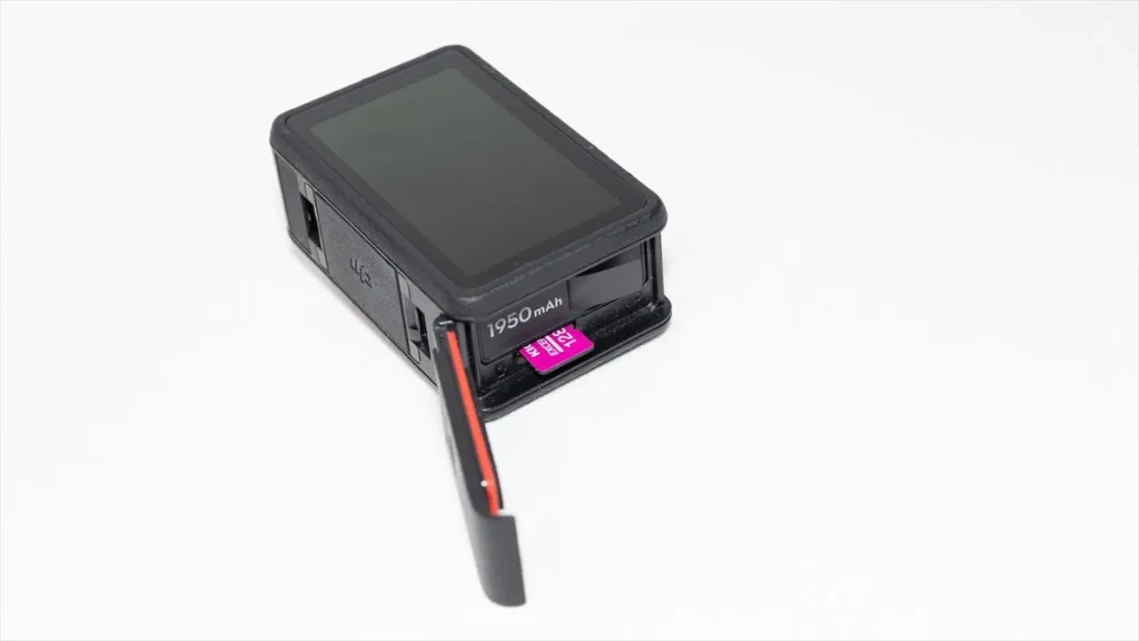 Osmo Action 5 Proのバッテリー収納部にmicroSDカードを差し込む向き
