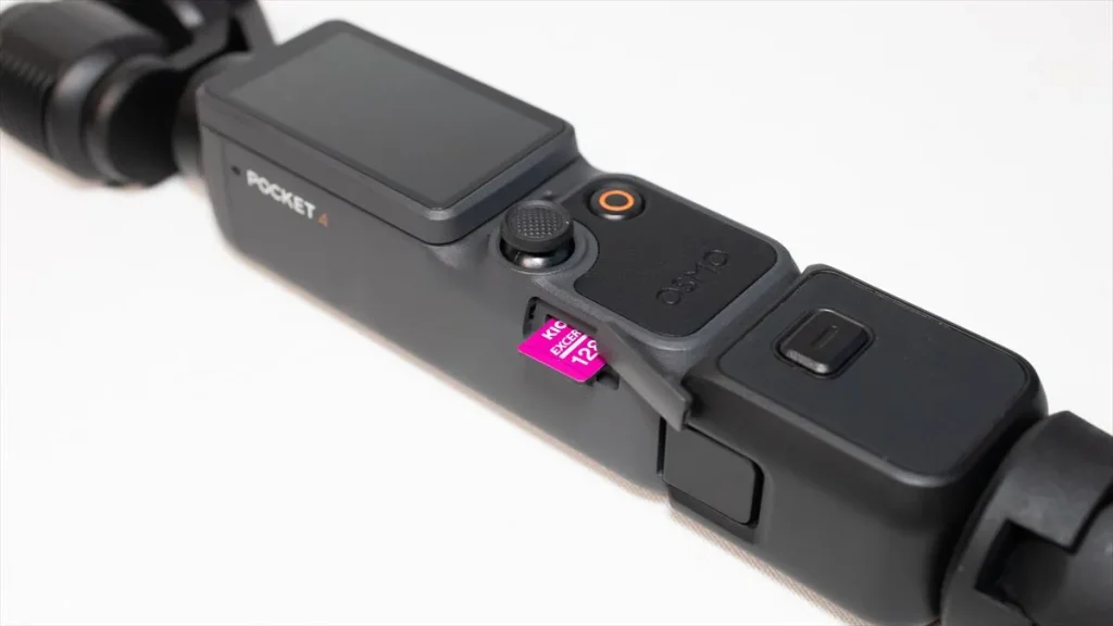 Osmo Pocket 4の側面にmicroSDカードを挿入した状態