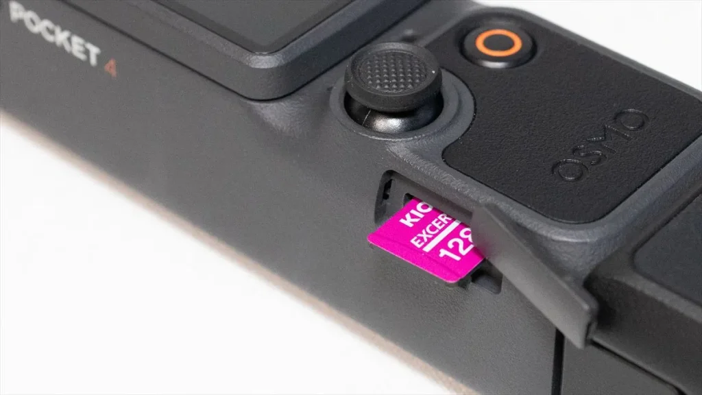 Osmo Pocket 4へ印刷面を手前にしてmicroSDカードを挿入する向き