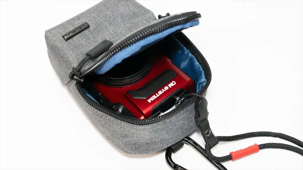 HAKUBA カメラポーチ Mに収納したOM SYSTEM Tough TG-7