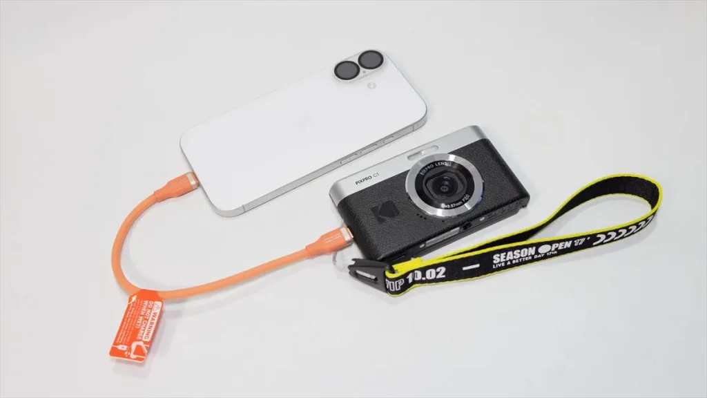 Kodak PIXPRO C1とiPhoneをUSB Type-Cケーブルで接続した様子