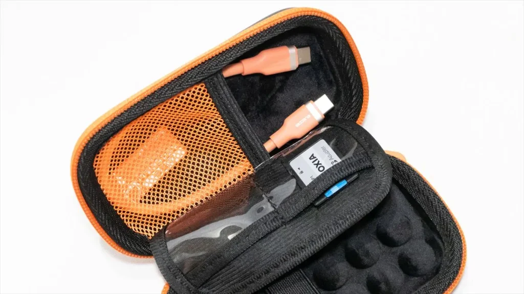 Kodak PIXPRO C1と薄い小物を収納したProCaseセミハードケース