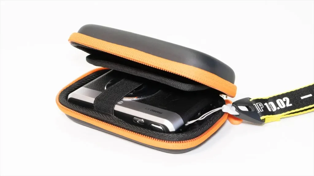 Kodak PIXPRO C1を収納したProCaseのメッシュポケット部分