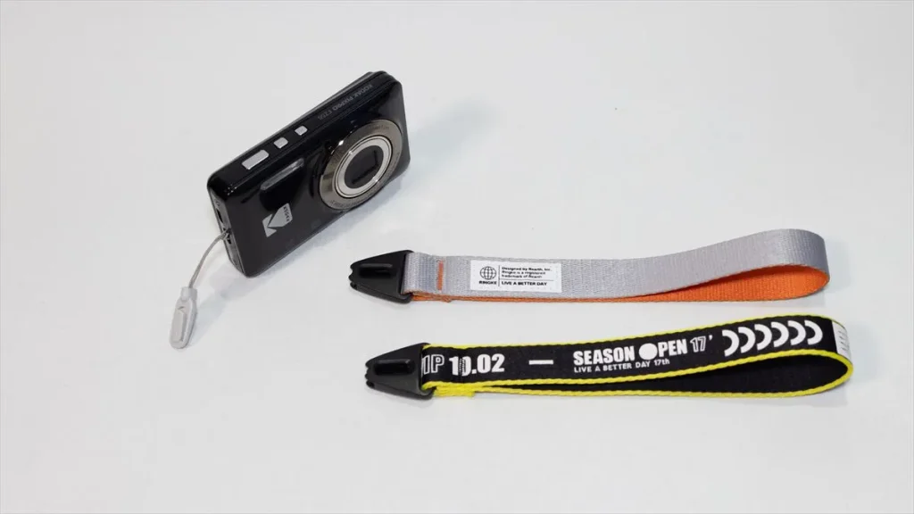 色違いのRingkeハンドストラップ2本とKodak FZ55