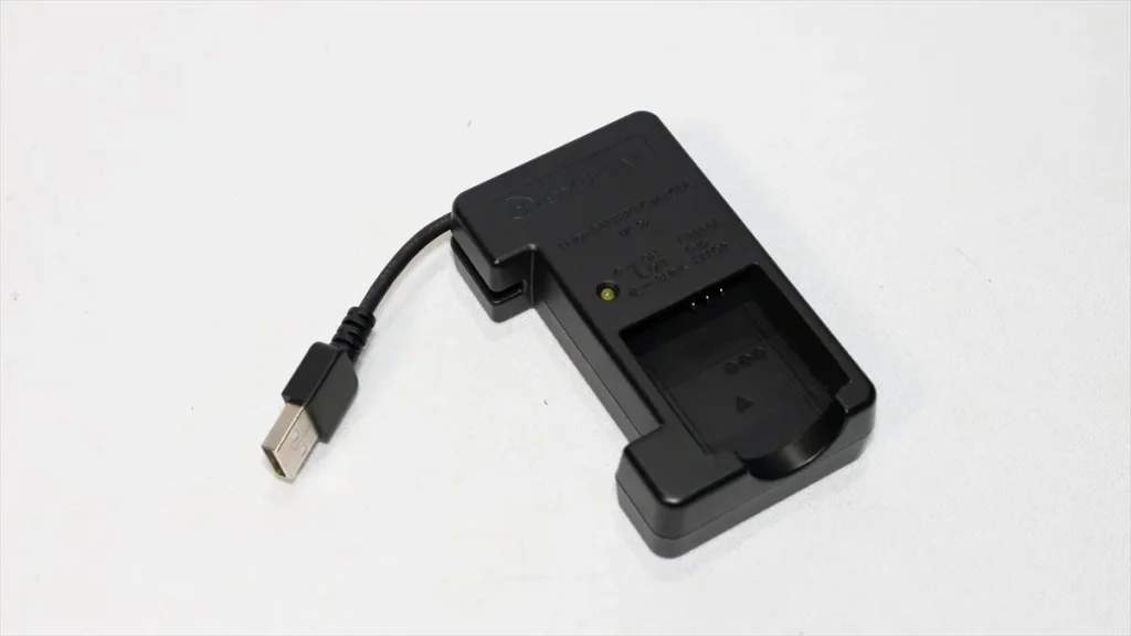 USBケーブル一体型のOM SYSTEM充電器 UC-92