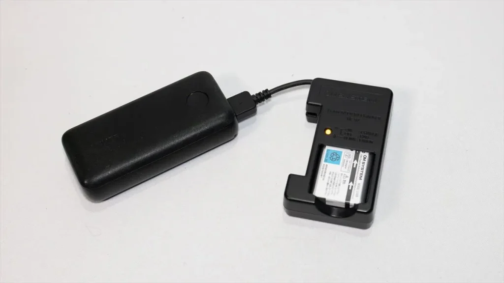 TG-7を使用しながらUC-92で予備バッテリーを充電する様子