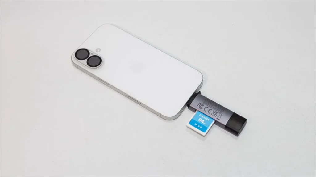 UGREENカードリーダーをiPhone 15に接続した状態