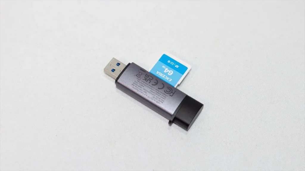 SDカードを差し込んだUGREENカードリーダー