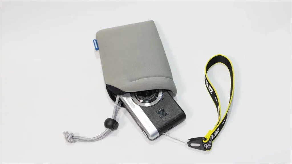 Kodak PIXPRO C1を入れたHAKUBA ソフトクッションポーチ S
