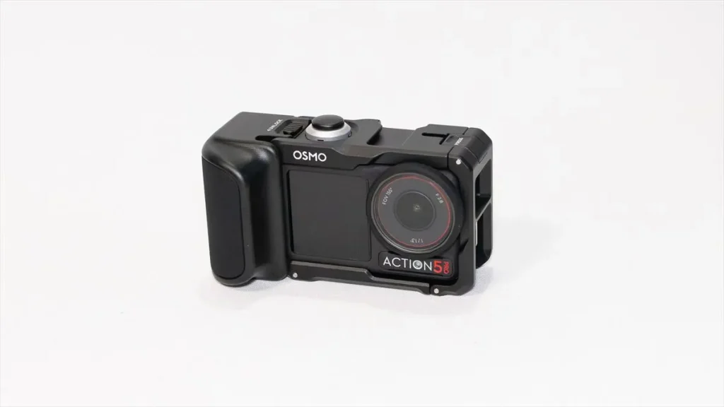 ストリート写真グリップを装着したOsmo Action 5 Pro