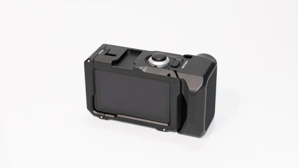 ストリート写真グリップを装着したOsmo Action 5 Proの背面