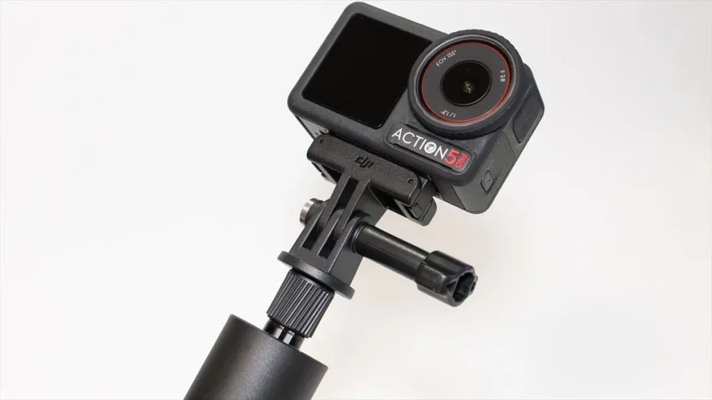 クイックリリースアダプターを介してGoPro用マウントに取り付けたOsmo Action