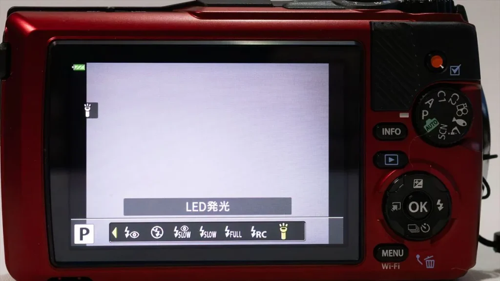 TG-7の十字キーでLED発光を選ぶ設定画面