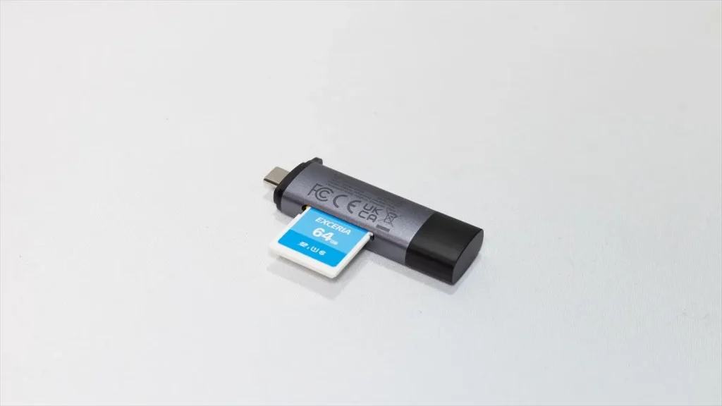 SDカードをUSB Type-C対応カードリーダーに差し込む
